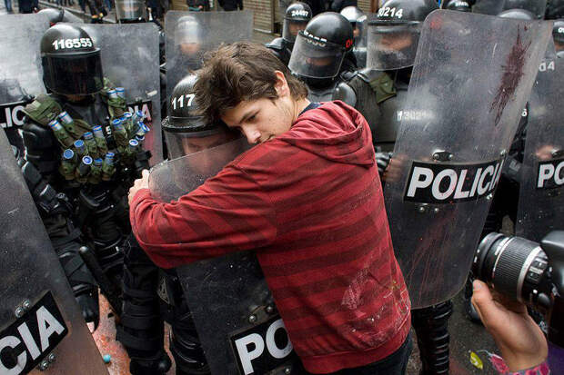 compassionoverviolence08 30 фотопримеров человеческого сострадания во время акций протеста