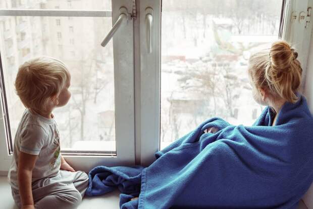 В Калининграде трехлетний мальчик выпал из окна пятого этажа и выжил