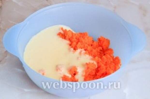 Соединяем морковь с желтковой массой.