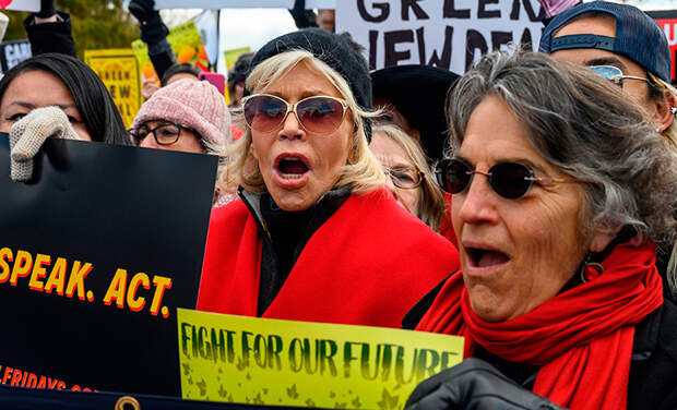 81-летняя Джейн Фонда вышла на акцию протеста после ночи в тюрьме