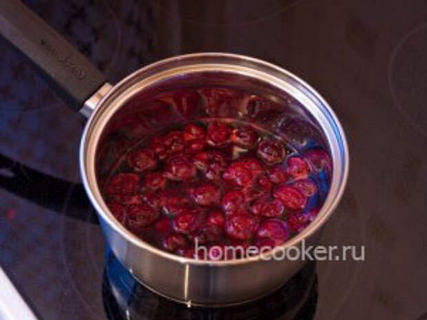 Сырники с ягодным соусом Vishnya s saharom i vodoj 300x225 Сырники с ягодным соусом