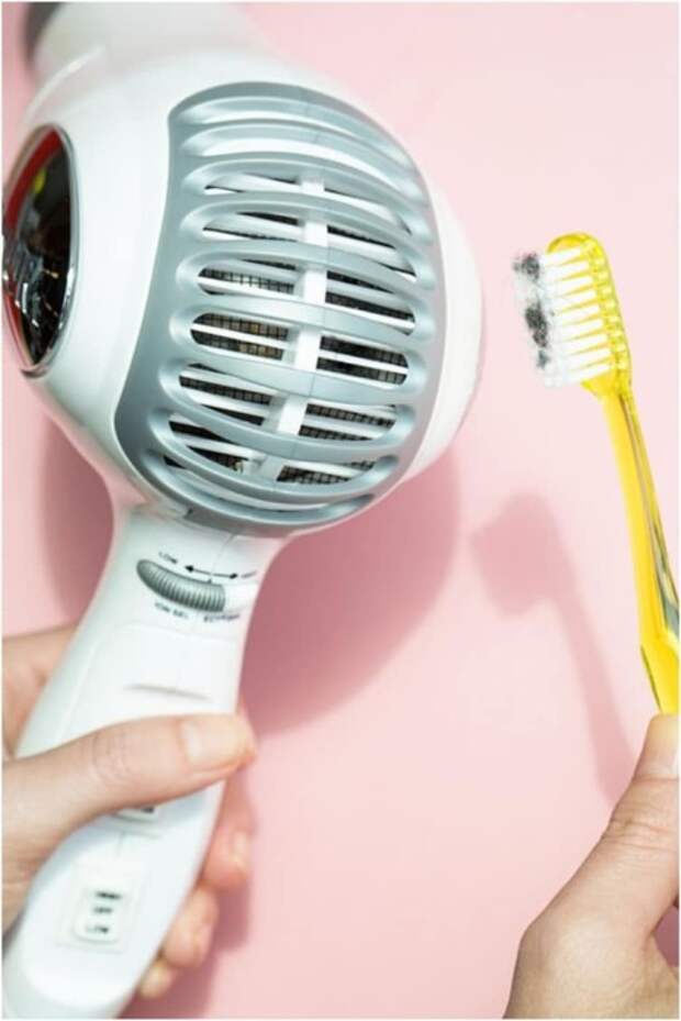 Регулярно чистите фен зубной щеткой, чтобы он не сломался. / Фото: uroki57.ru