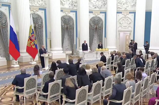 Путин в Кремле вручил премии молодым деятелям культуры и авторам детских произведений