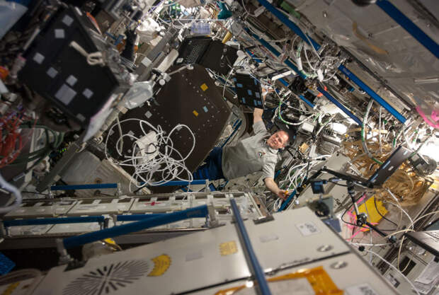 Хитросплетение проводов и оборудования в «Дестини» — американском научном модуле Международной космической станции