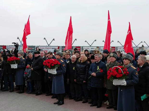 Фронтовики встают на колени: в Волгограде установили бюсты Сталина, Жукова и Василевского