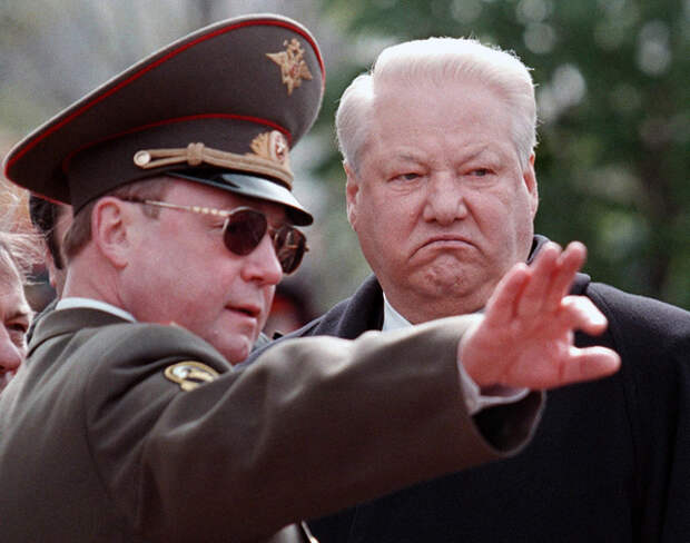 Министр внутренних дел России С. Степашин и президент Б. Ельцин 7 мая 1999 года.