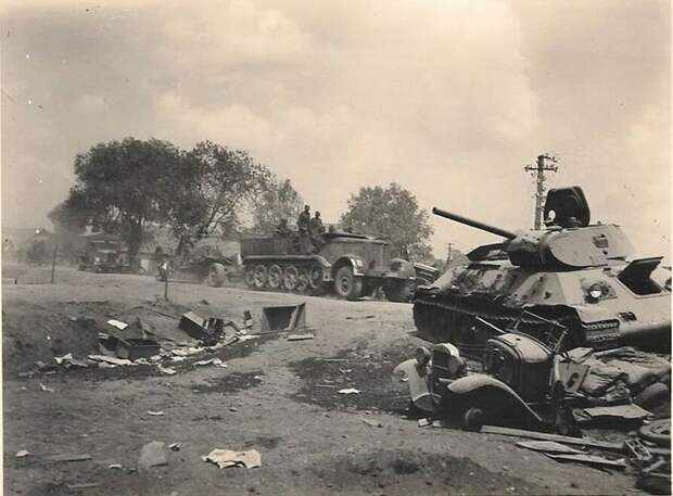 8. Т-34 6-го мк на дороге в Клепачах.Конец июня 1941 г.