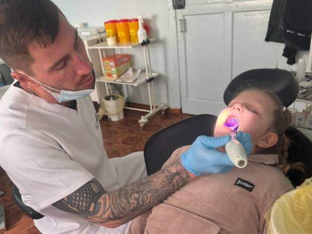 Стоматолог из Адыгеи за неделю принял более ста детей в Нижних Серогозах