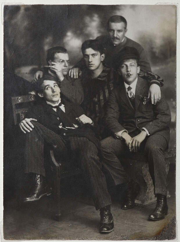 Алексей Крученых, Давид Бурлюк, Владимир Маяковский, Николай Бурлюк и Бенедикт Лившиц, 1913 год