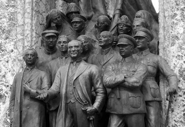 Ворошилов и Аралов: за что в Турции поставили памятник советским военачальникам