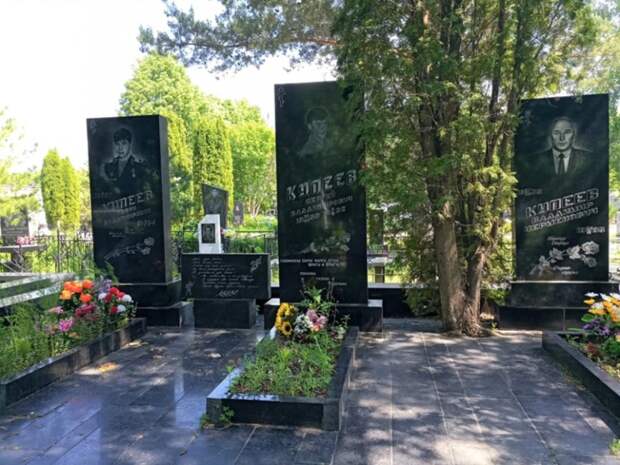 Массовое убийство тольяттинских братков увековечили позолоченными скульптурами