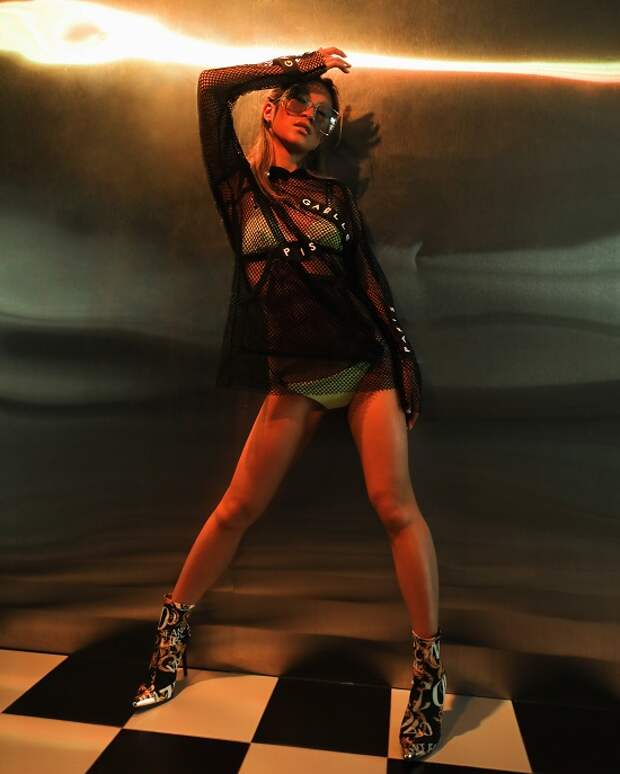 Юлия Кан представляет свою новую песню “Прохожий”