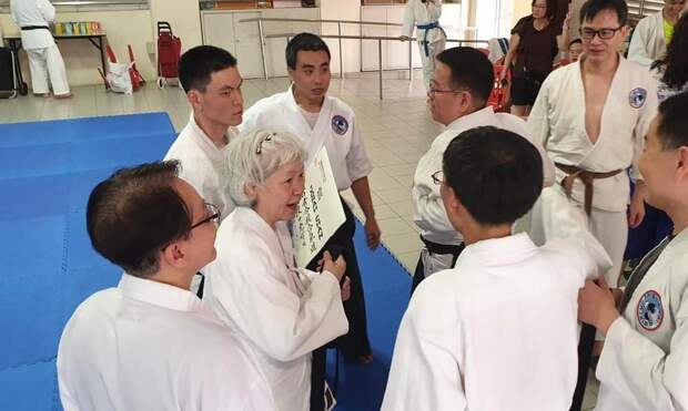 В 60 лет эта женщина с больными коленями начала заниматься айкидо. Теперь ей 73, и у нее черный пояс