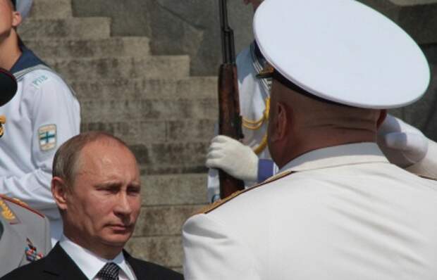 Путин обходит на катере боевые корабли Северного флота, участвующие в параде Путин обходит на катере боевые корабли Северного флота, участвующие в параде
