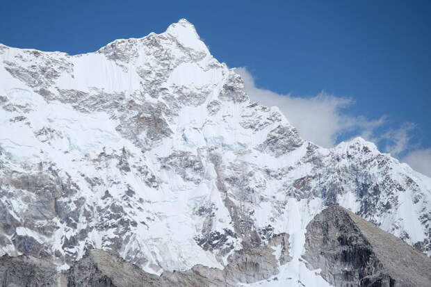 Гангкхар-Пуенсум Маленькая страна Бутан расположена на между Китаем и Индией, совсем недалеко от Непала. Местные гималайские горы считаются священными, восхождение на них строго запрещено. Вершина Гангкхар-Пуенсум всего на тысячу метров короче самого Эвереста, но что происходит на склонах этой горы знают разве что брахманы.