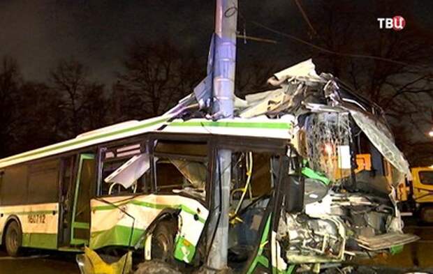 Пассажир автобуса погиб в страшном ДТП с автобусом в Москве (видео)