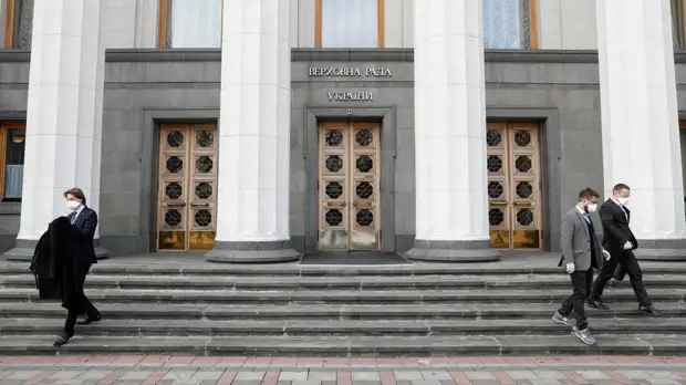 «Только ухудшит жизнь граждан»: почему Киев не намерен разрешать украинцам иметь двойное гражданство с Россией