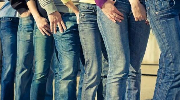 Такие разные классически синие джинсы.