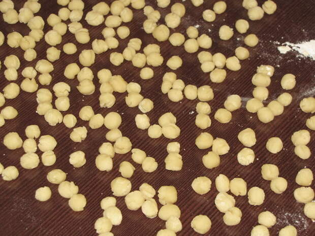 Накатать из квадратиков шарики. пошаговое фото этапа приготовления торта Горка