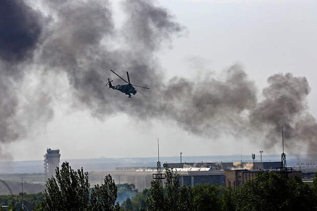Украинский боевой вертолет Ми-24 над зданием донецкого международного аэропорта.