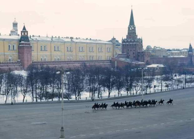 Конная милиция у стен Кремля.