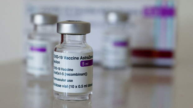 От вакцины Oxford-AstraZeneca пострадали по меньшей мере 158 человек