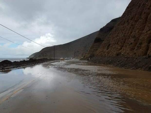 Наводнение на Pacific Coast Highway в Малибу