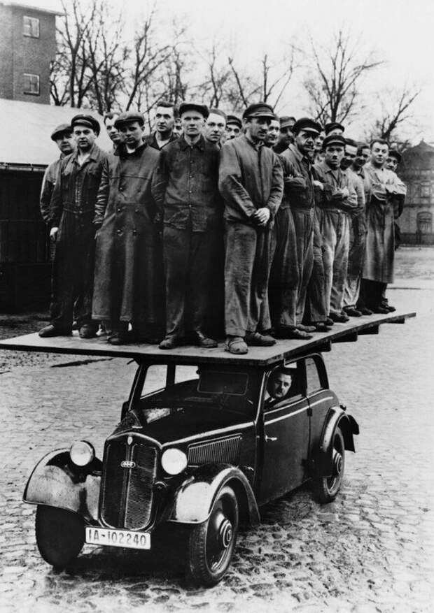 Проверка на прочность деревянного кузова DKW F8. На едущем автомобиле стоят не менее 28 человек. Германия, 1939 год. история, ретро, фото