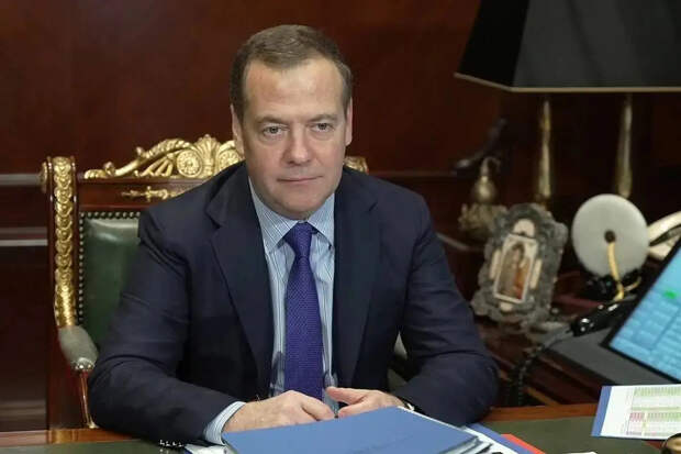 Медведев: «Пока Трамп катается на «политических качелях», нам нужно продолжать добиваться целей СВО»