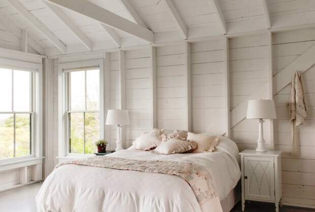С помощью белого цвета можно создать спальню похожую на утопающий в облаках райский уголок. | Фото: interiorsroom.ru.