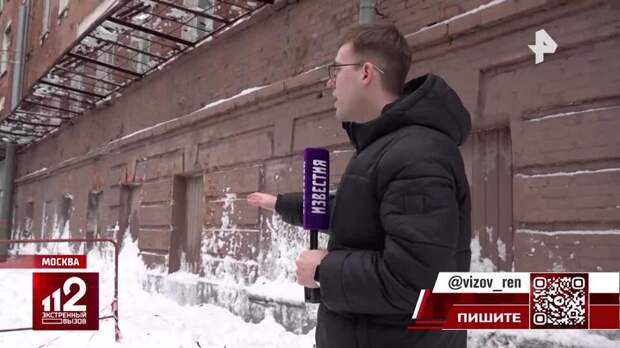 Упавший с крыши снег перегородил дорогу и рельсы в сторону центра Москвы