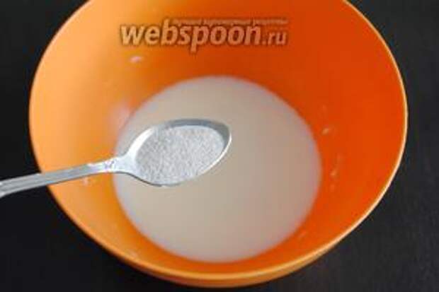Перелить молоко в миску, добавить дрожжи (2 ч. л.) и размешать.