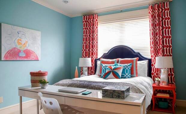 Интересное оформление спальной с голубыми стенами и оригинальными алыми шторами, что выглядят стильно.