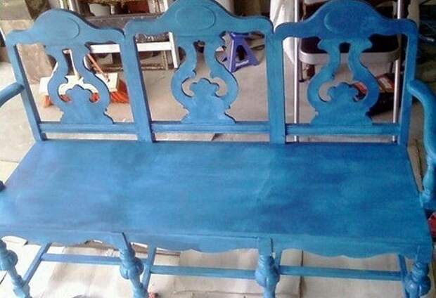 синяя деревянная скамейка из старых стульев фото