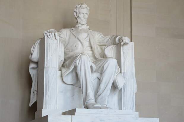 Авраам Линкольн, 16-й президент США, скульптура.png