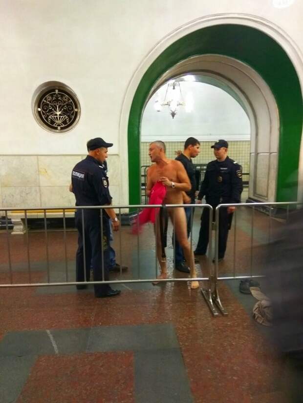 В Москве полицейские догола раздели мужчину в вестибюле метро В Москве полицейские догола раздели мужчину в вестибюле метро