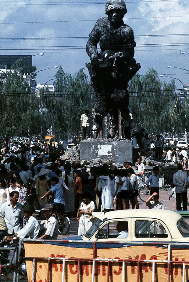 Победители уничтожают памятник южновьетнамским воинам. май 1975