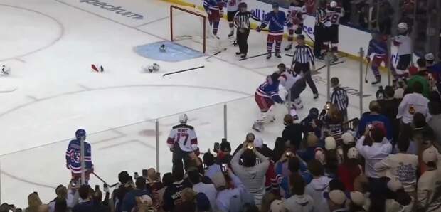 Экс-вратарь СКА Шестеркин устроил первую драку в НХЛ