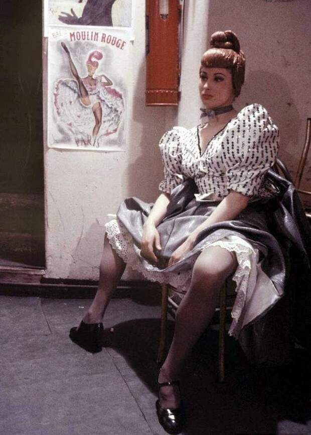 Танцовщица канкана во время перерыва. Кабаре "Мулен Руж". Париж, Франция, 1953 год Историческая фотография, редкие фотографии, ретро фото, фото
