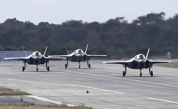 На фото: истребители пятого поколения F-35