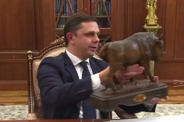 Орловский губернатор Клычков подарил Путину статуэтку зубра