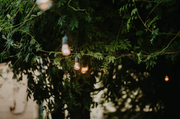 Как использовать гирлянды и струнные лампы для освещения двора: 8 оригинальных идей