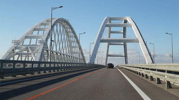 На Крымском мосту установили второй пролет автомобильной части