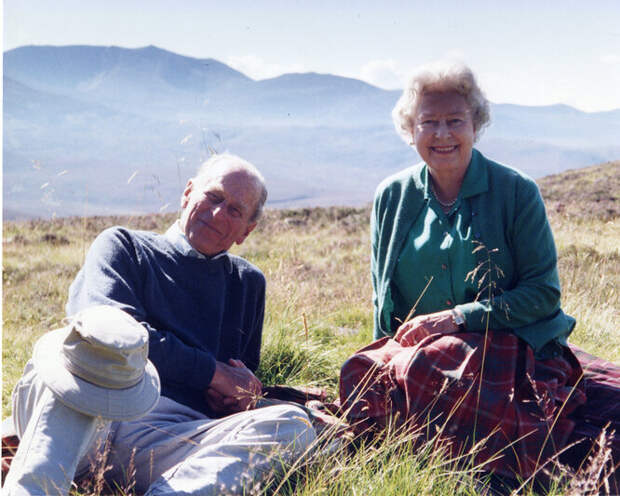 Принц Филипп и Елизавета II во время отпуска в Шотландии