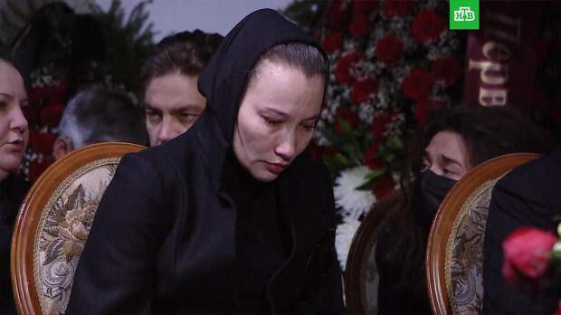 Вдова Грачевского на похоронах