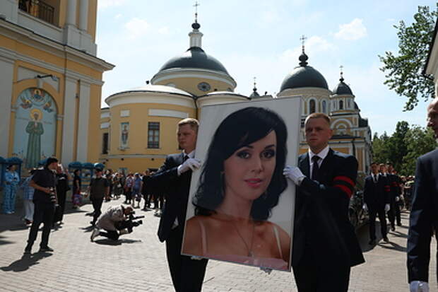 Убитый горем муж Анастасии Заворотнюк не смог сдержать слёз у её могилы
