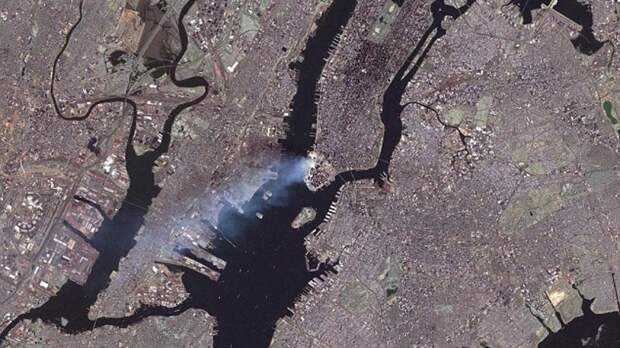 А это — след от дыма и пепла над Нью-Йорком во время теракта 9 сентября 2001 года интересное, интересные фото, космос, фото