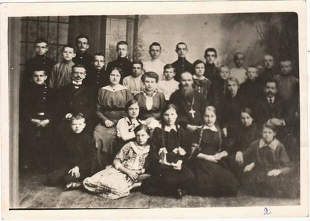 1915 год. Дно. Ученики ж/д школы, крайняя справа — Тоня Кочеткова