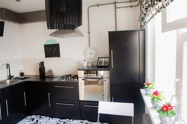 Минимализм на черной угловой кухне 9,3 кв.м без верхних шкафов (9 фото)