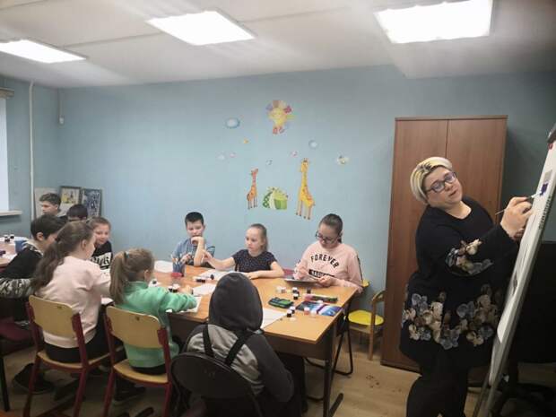 Посетители центра «Диалог» на Псковской смастерят солдатиков в технике оригами Фото предоставлено центром «Диалог» Посетители центра «Диалог» на Псковской смастерят солдатиков в технике оригами Фото предоставлено центром «Диалог»